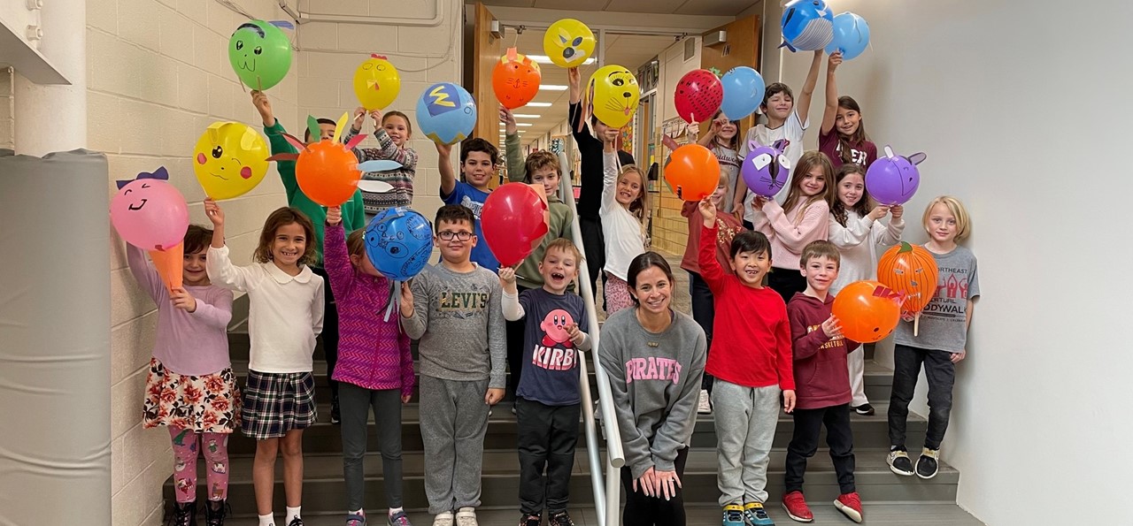Mrs. Honroth&#39;s class shows off their balloons for the Thanksgiving parade on the steps.